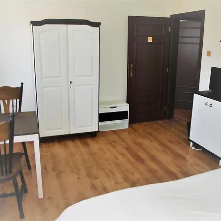 Luft Hotel *